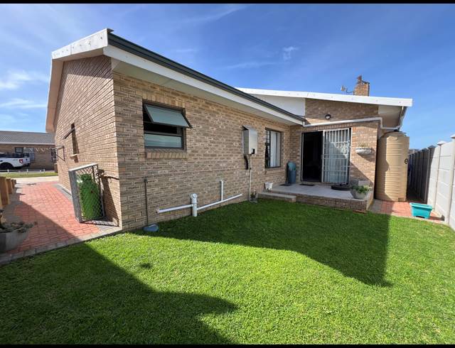 3 BEDROOM TOWNHOUSE FOR SALE IN JEFFREYS BAY CENTRAL